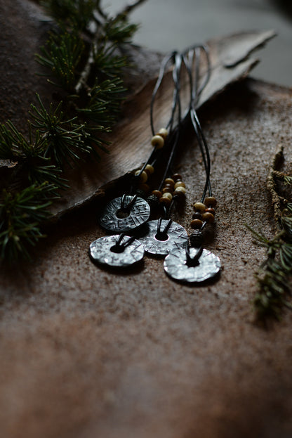 Petite roue engravée en fer forgé avec perles en os et bronze