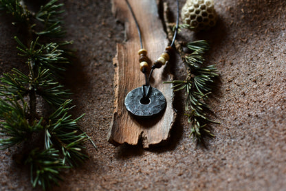 Petite roue engravée en fer forgé avec perles en os