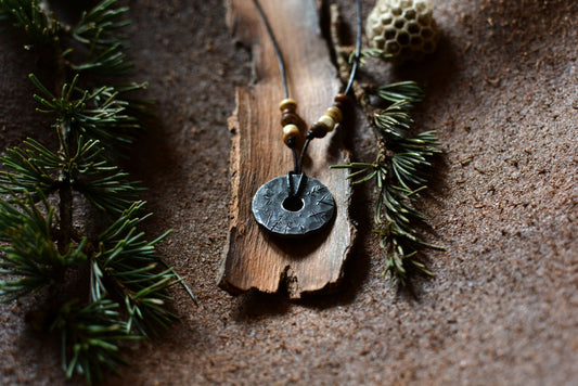 Petite roue engravée en fer forgé avec perles en os