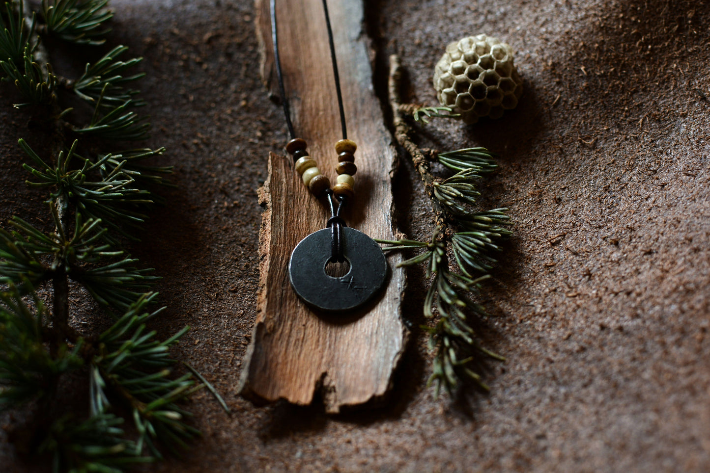 Petite roue engravée en fer forgé avec perles en os