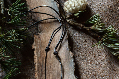 Roue engravée en fer forgé avec perles en os