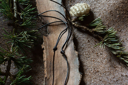 Petite roue engravée en fer forgé avec perles en os