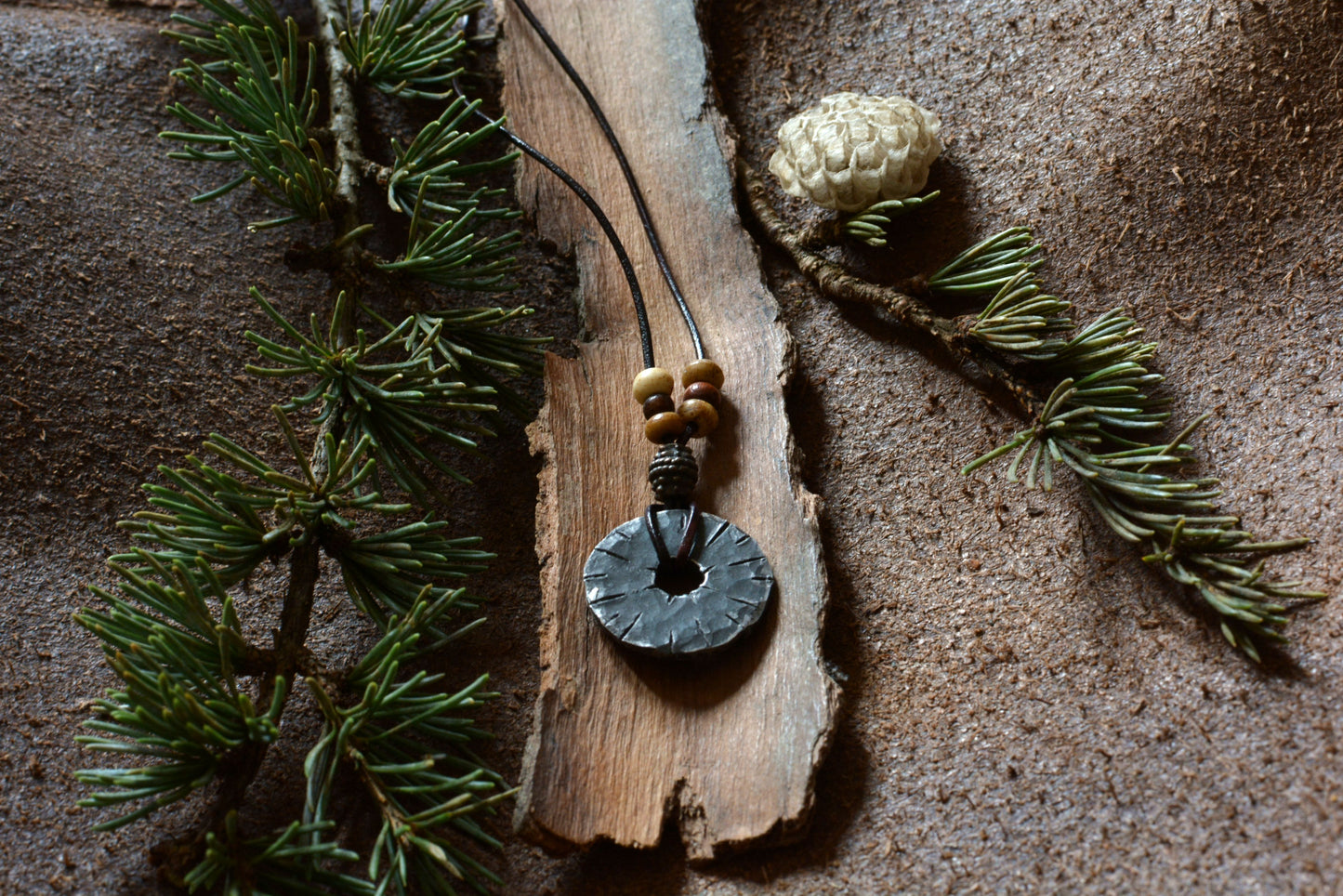 Petite roue engravée en fer forgé avec perles en os et bronze