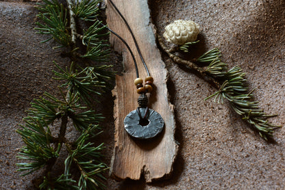 Petite roue engravée en fer forgé avec perles en os et bronze