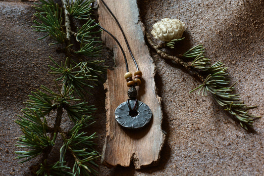 Petite roue engravée en fer forgé avec perles en os et bronze