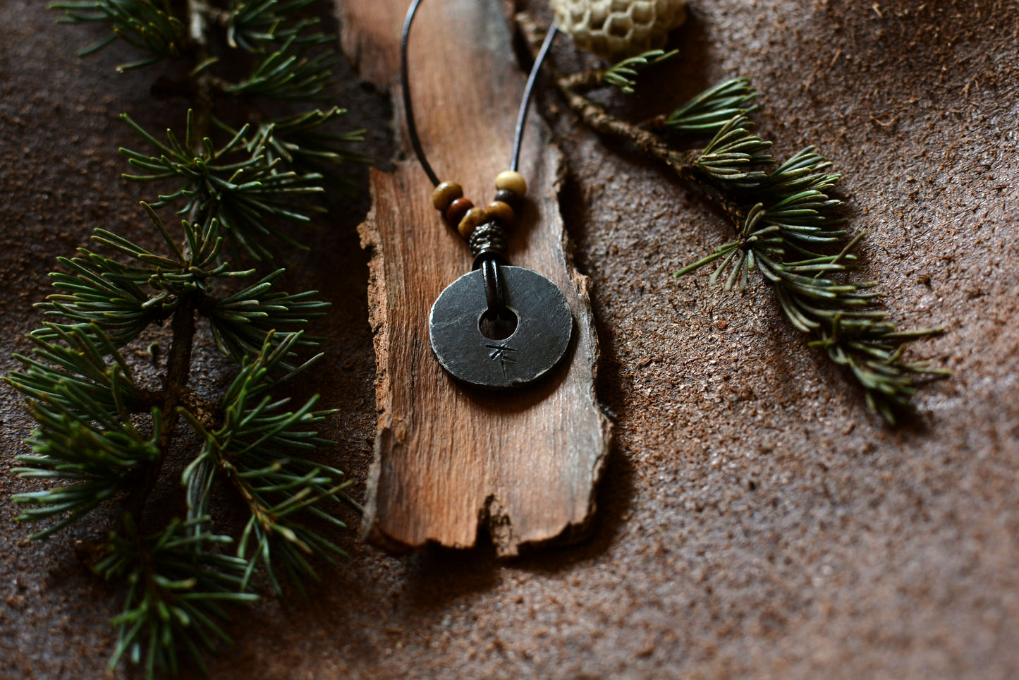 Petite roue engravée en fer forgé avec perles en os et bronze