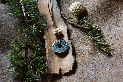 Petite roue engravée en fer forgé avec perles en os