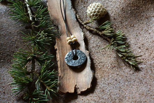 Petite roue engravée en fer forgé avec perles en os