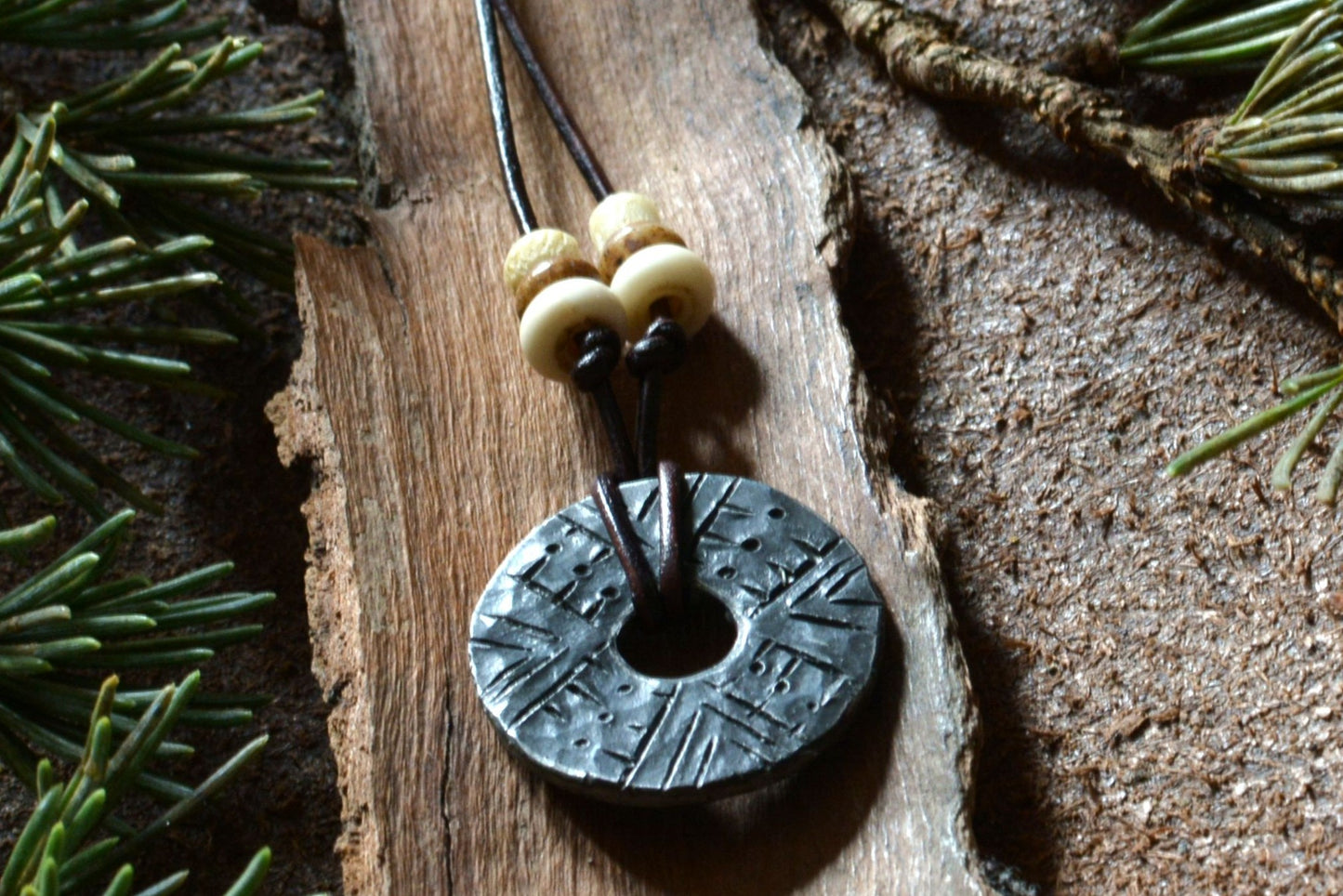 Petite roue engravée en fer forgé avec perles en os