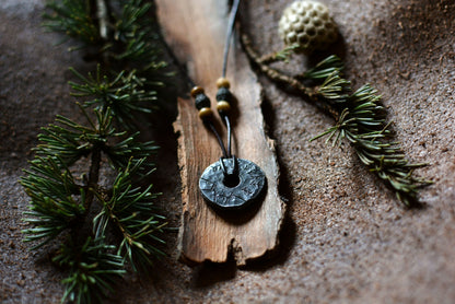 Petite roue engravée en fer forgé avec perles en os et bronze