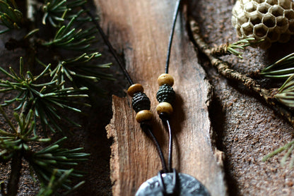 Petite roue engravée en fer forgé avec perles en os et bronze