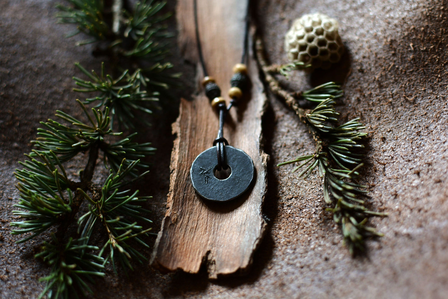 Petite roue engravée en fer forgé avec perles en os et bronze