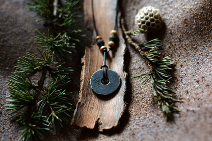 Petite roue engravée en fer forgé avec perles en os et bronze