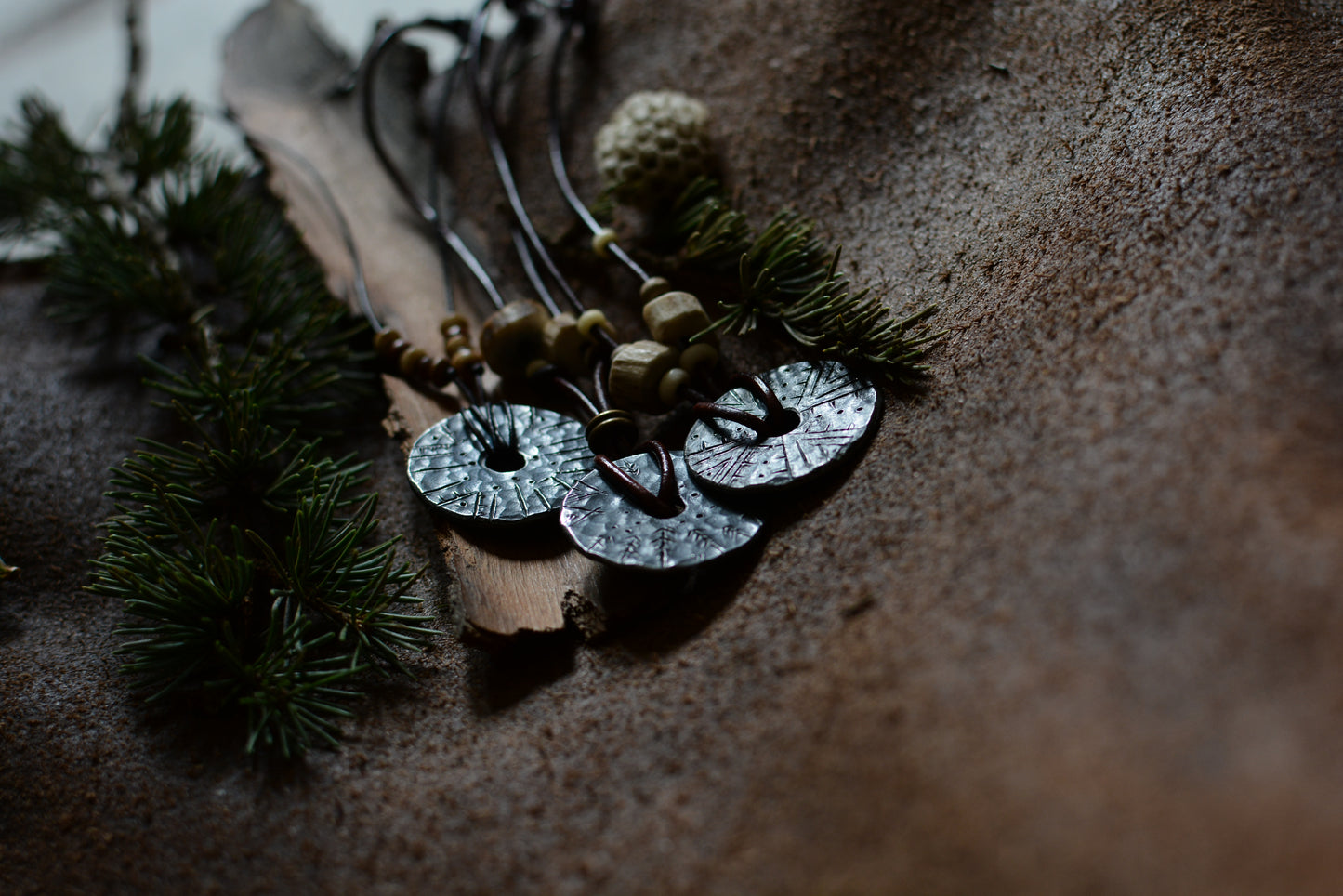 Roue engravée en fer forgé avec perles en os et bois de cerf