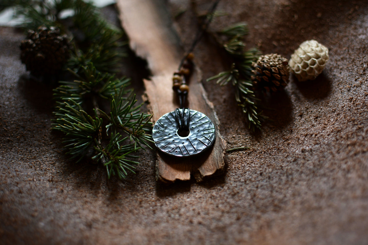 Roue engravée en fer forgé avec perles en os