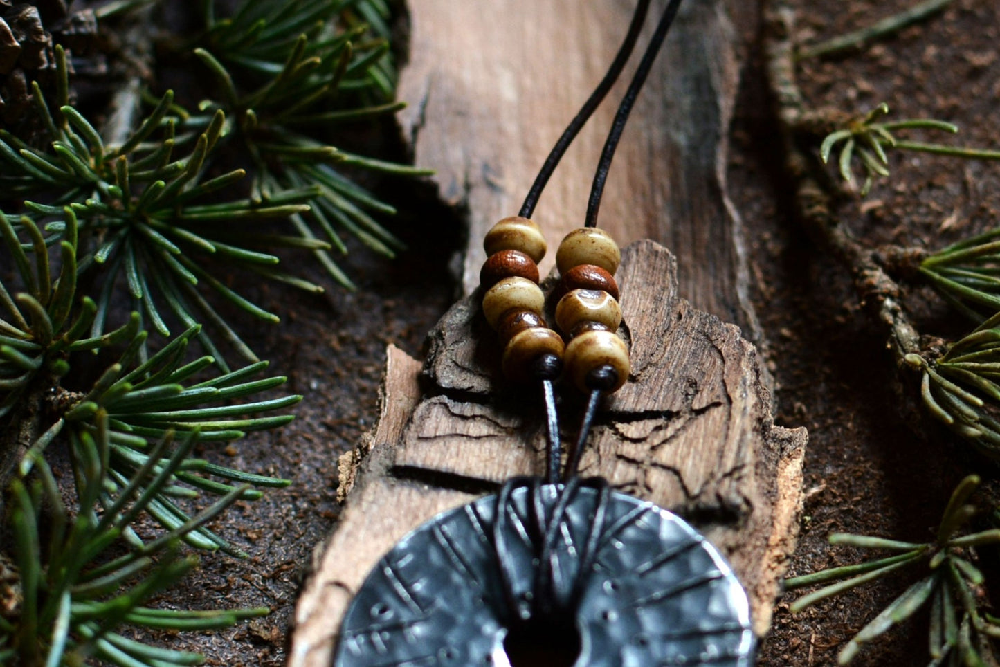 Roue engravée en fer forgé avec perles en os
