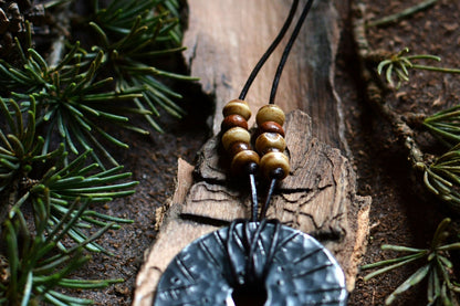 Roue engravée en fer forgé avec perles en os