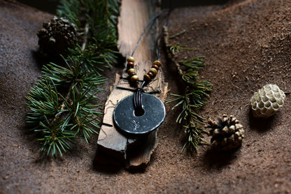 Roue engravée en fer forgé avec perles en os