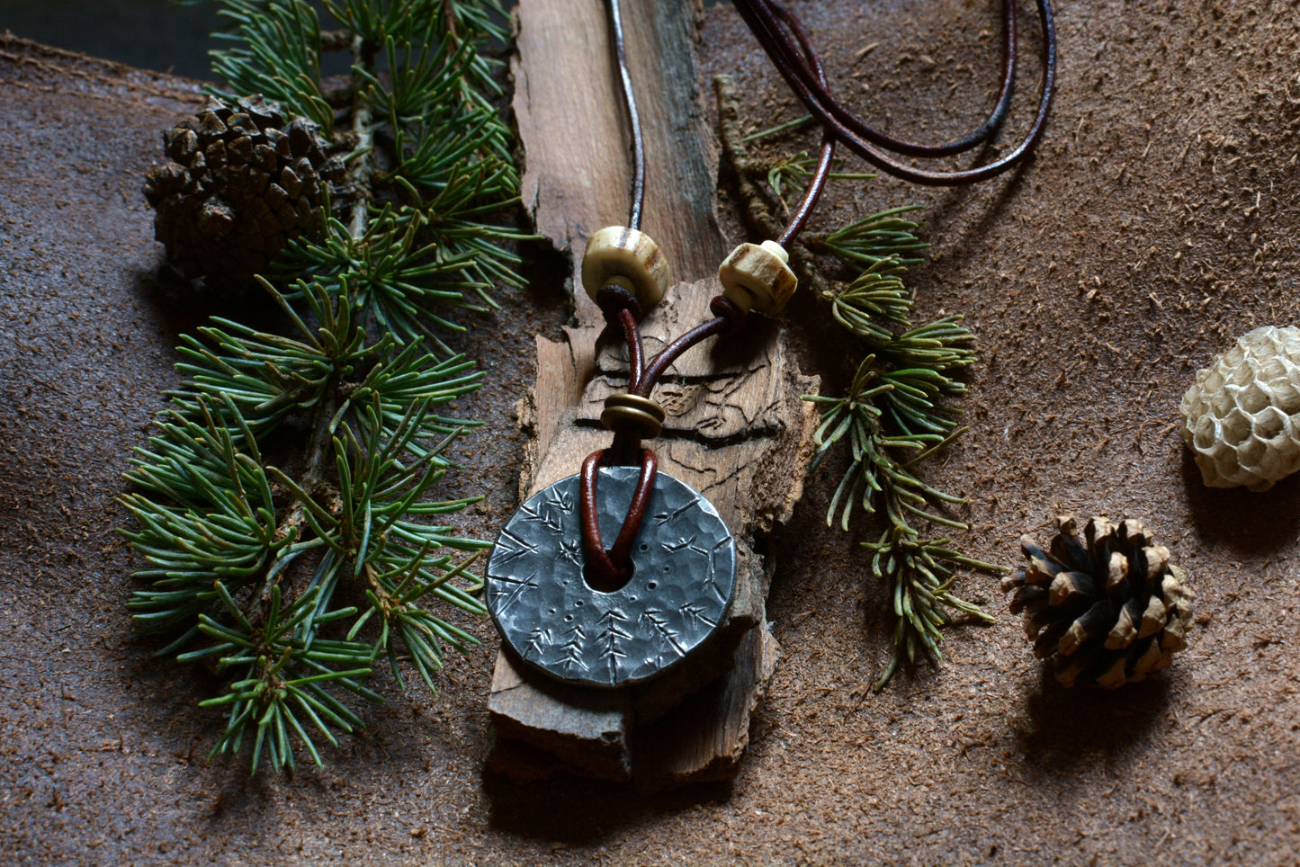 Roue engravée en fer forgé avec perles en bronze et bois de cerf