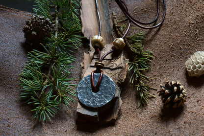 Roue engravée en fer forgé avec perles en bronze et bois de cerf