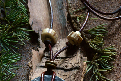 Roue engravée en fer forgé avec perles en bronze et bois de cerf