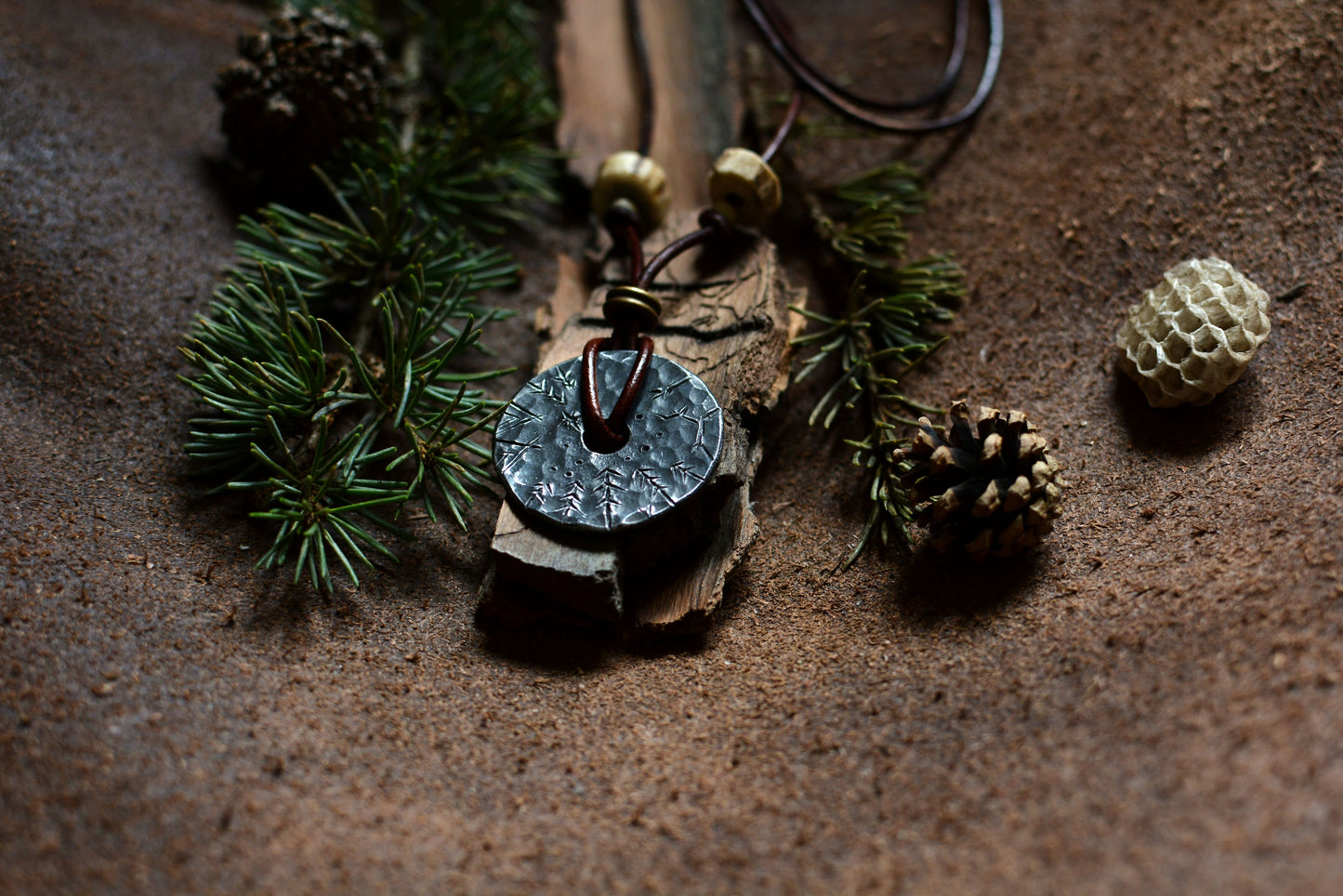 Roue engravée en fer forgé avec perles en bronze et bois de cerf