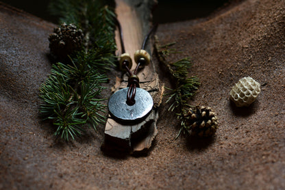 Roue engravée en fer forgé avec perles en bronze et bois de cerf