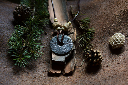 Roue engravée en fer forgé avec perles en os et bois de cerf