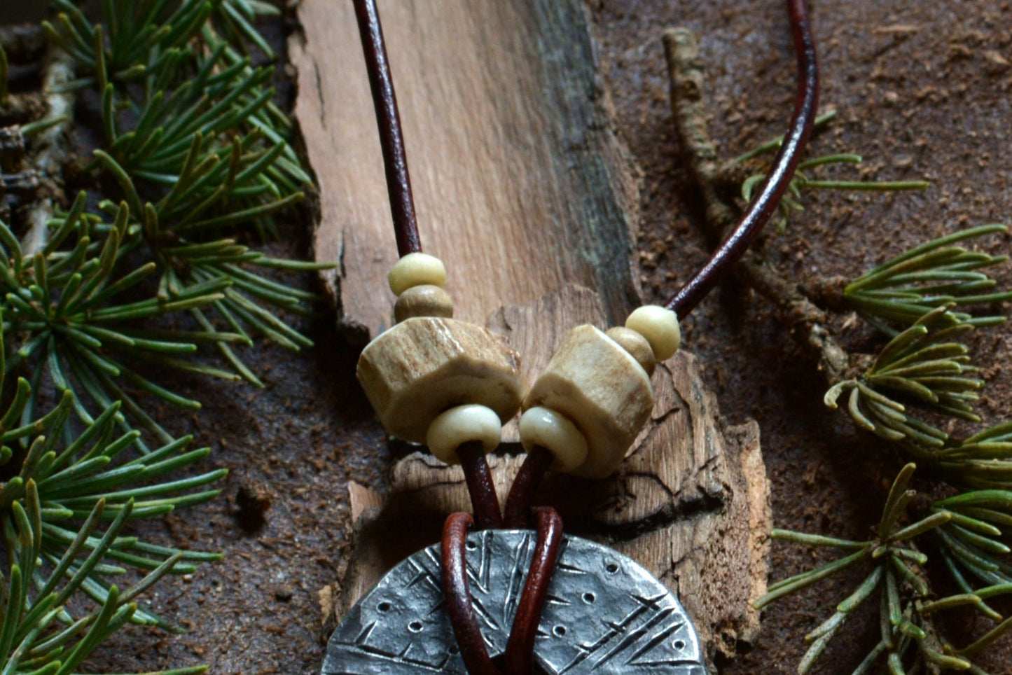 Roue engravée en fer forgé avec perles en os et bois de cerf