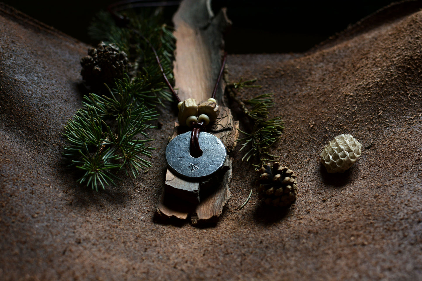 Roue engravée en fer forgé avec perles en os et bois de cerf