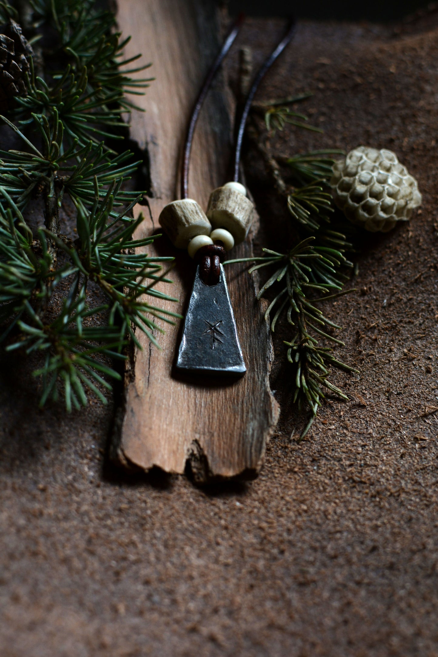 Pendentif Monolithe forgé – Perles en os et bois de cerf n°5