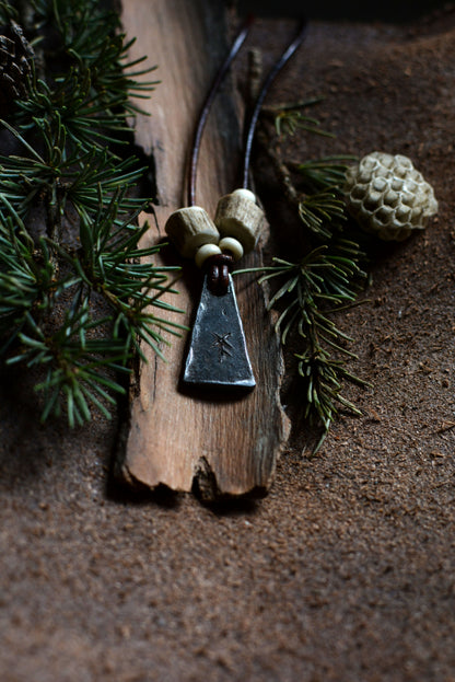 Pendentif Monolithe forgé – Perles en os et bois de cerf n°5
