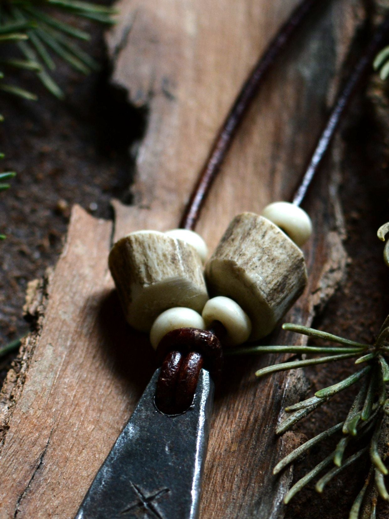 Pendentif Monolithe forgé – Perles en os et bois de cerf n°5