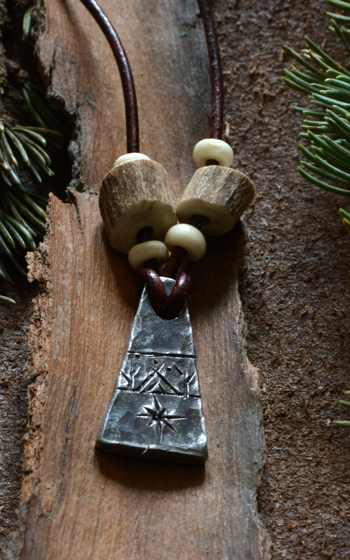 Pendentif Monolithe forgé – Perles en os et bois de cerf n°5