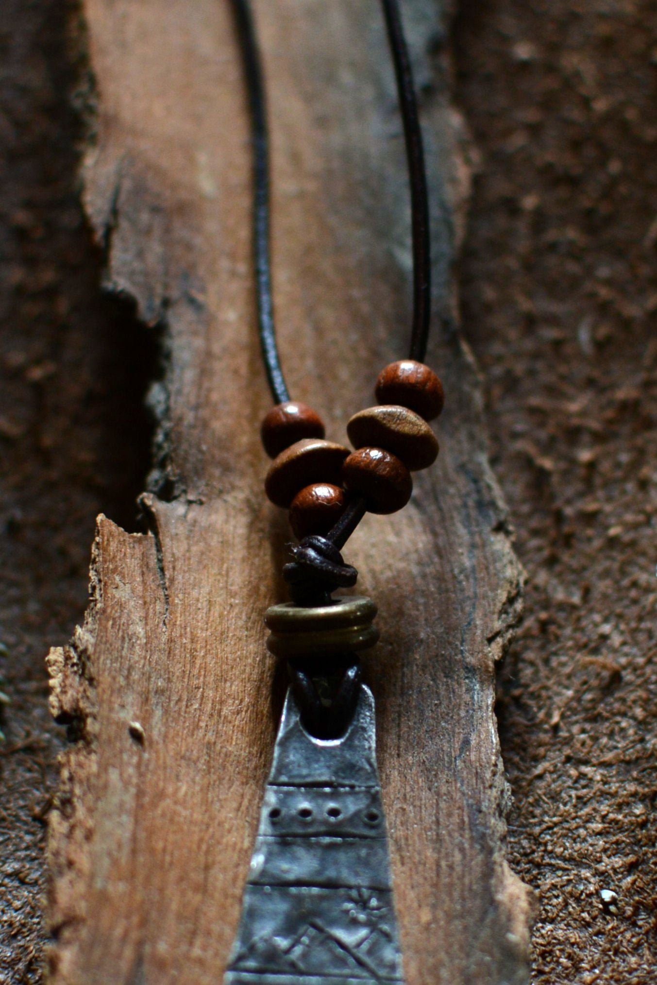 Pendentif Monolithe forgé – Perles en bois et bronze n°1