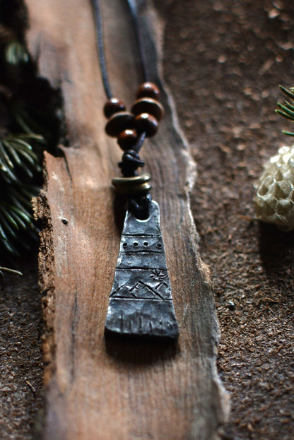 Pendentif Monolithe forgé – Perles en bois et bronze n°1