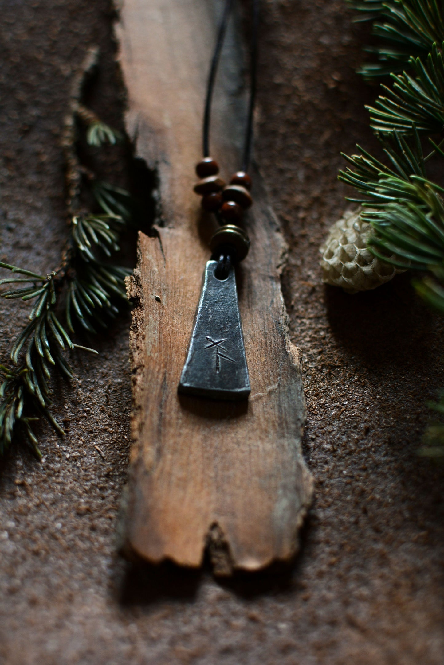 Pendentif Monolithe forgé – Perles en bois et bronze n°1