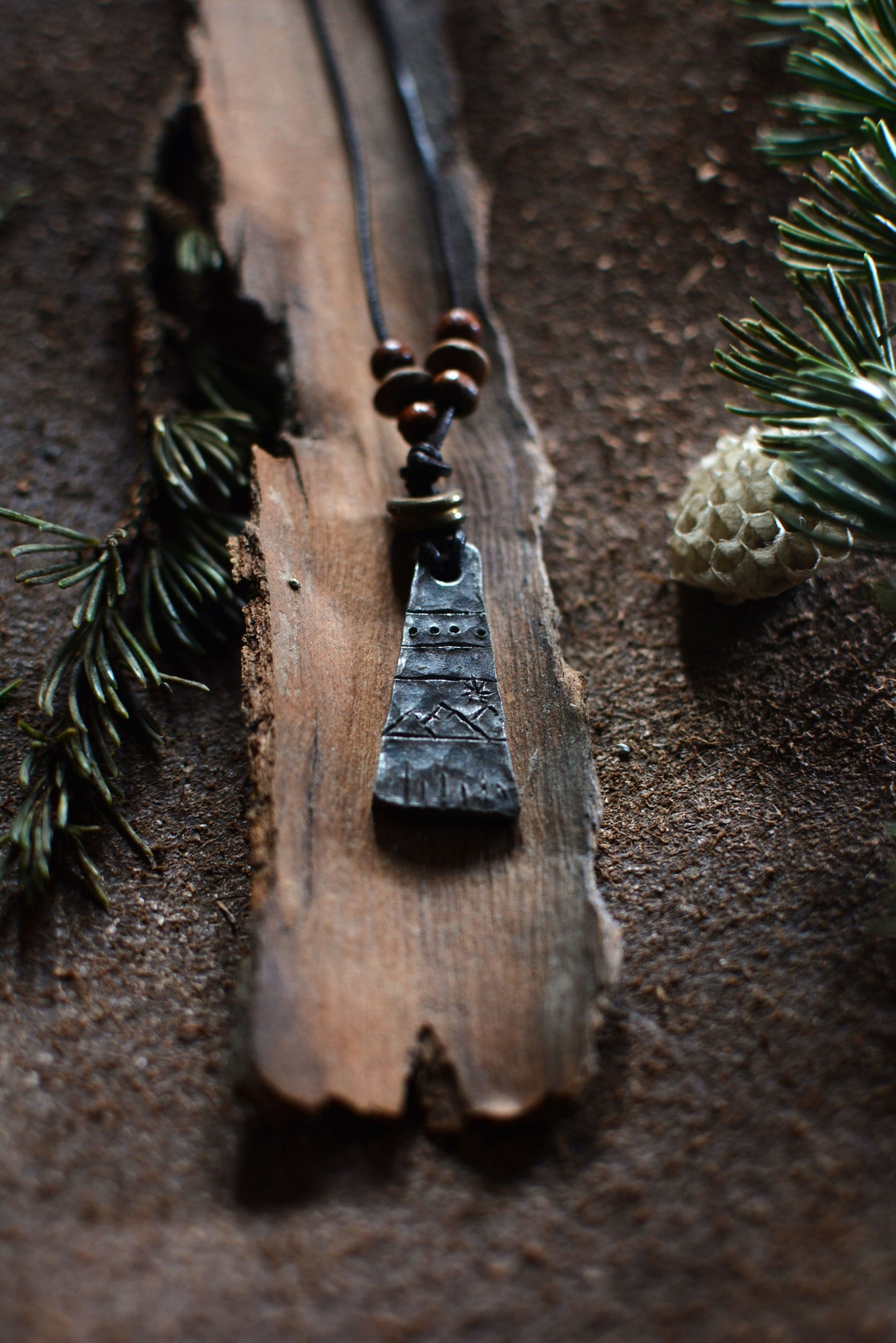 Pendentif Monolithe forgé – Perles en bois et bronze n°1