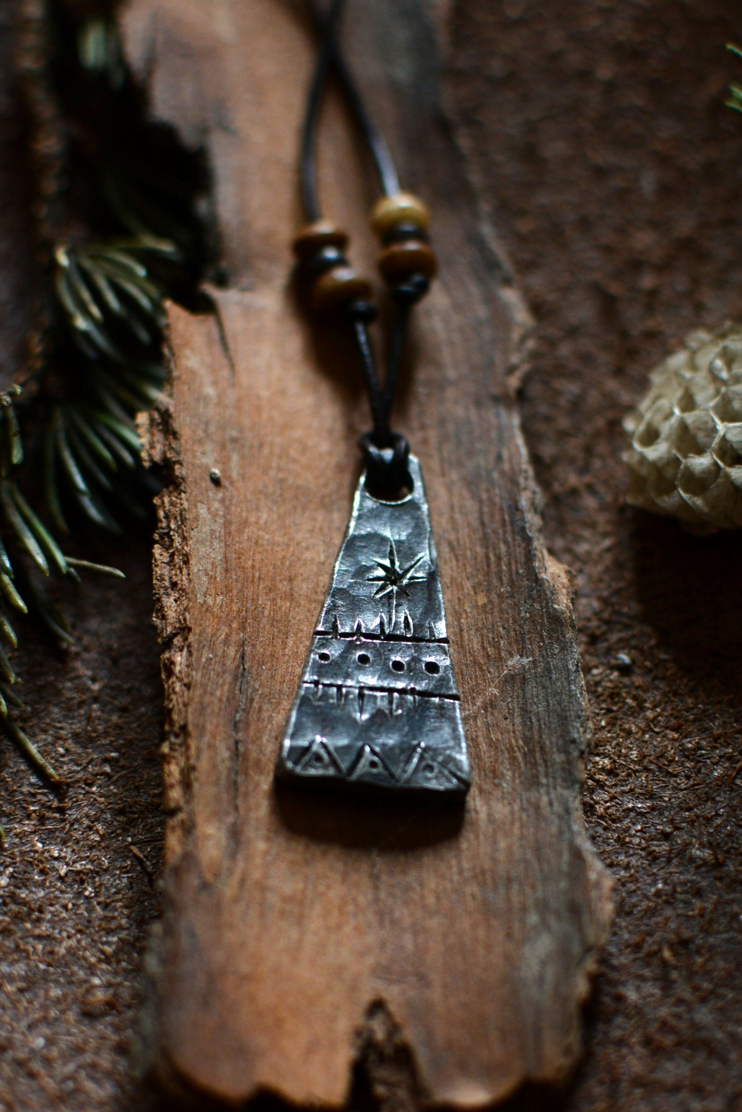 Collier Monolithe en fer forgé avec perles d'os et bois