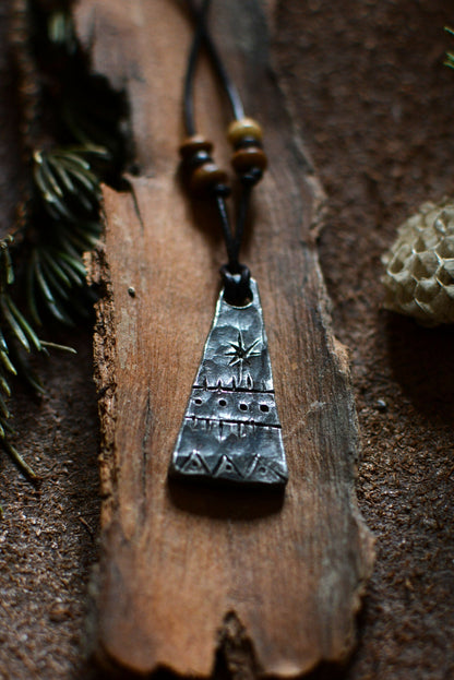 Collier Monolithe en fer forgé avec perles d'os et bois