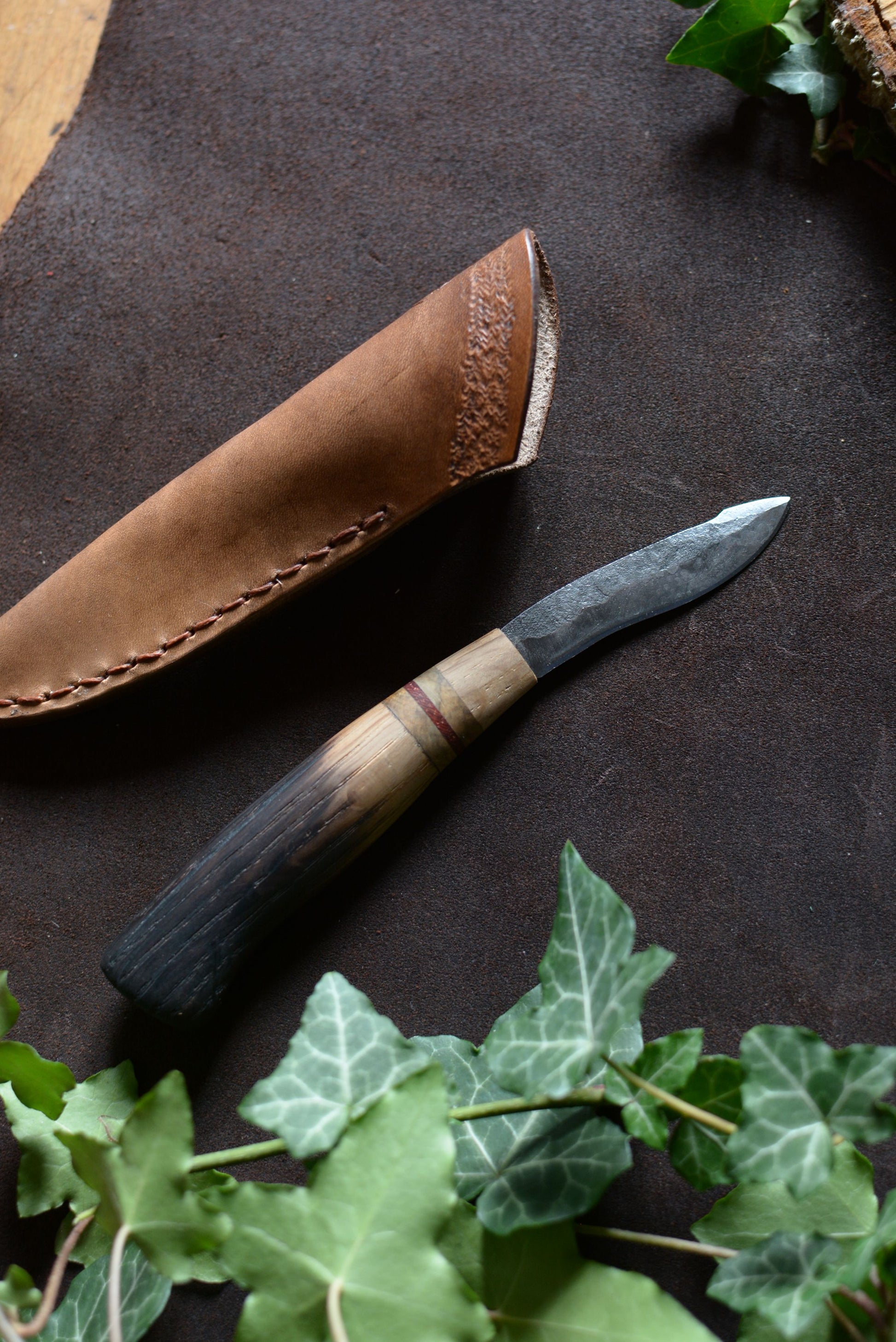 petit couteau en chêne brûlé avec son étui en cuir et feuilles de lierre
