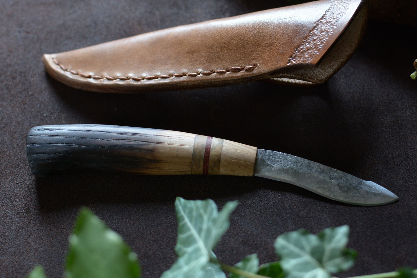 petit couteau en chêne brûlé avec son étui en cuir