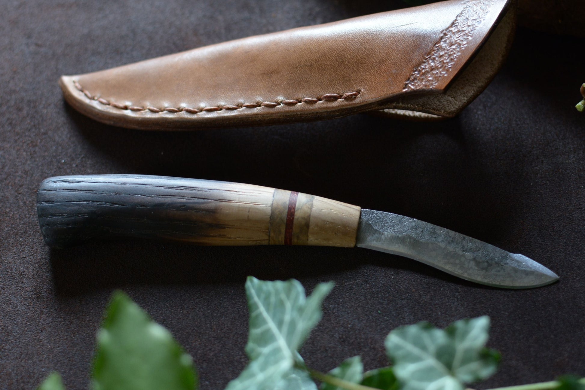 petit couteau en chêne brûlé avec son étui en cuir