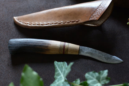 petit couteau en chêne brûlé avec son étui en cuir