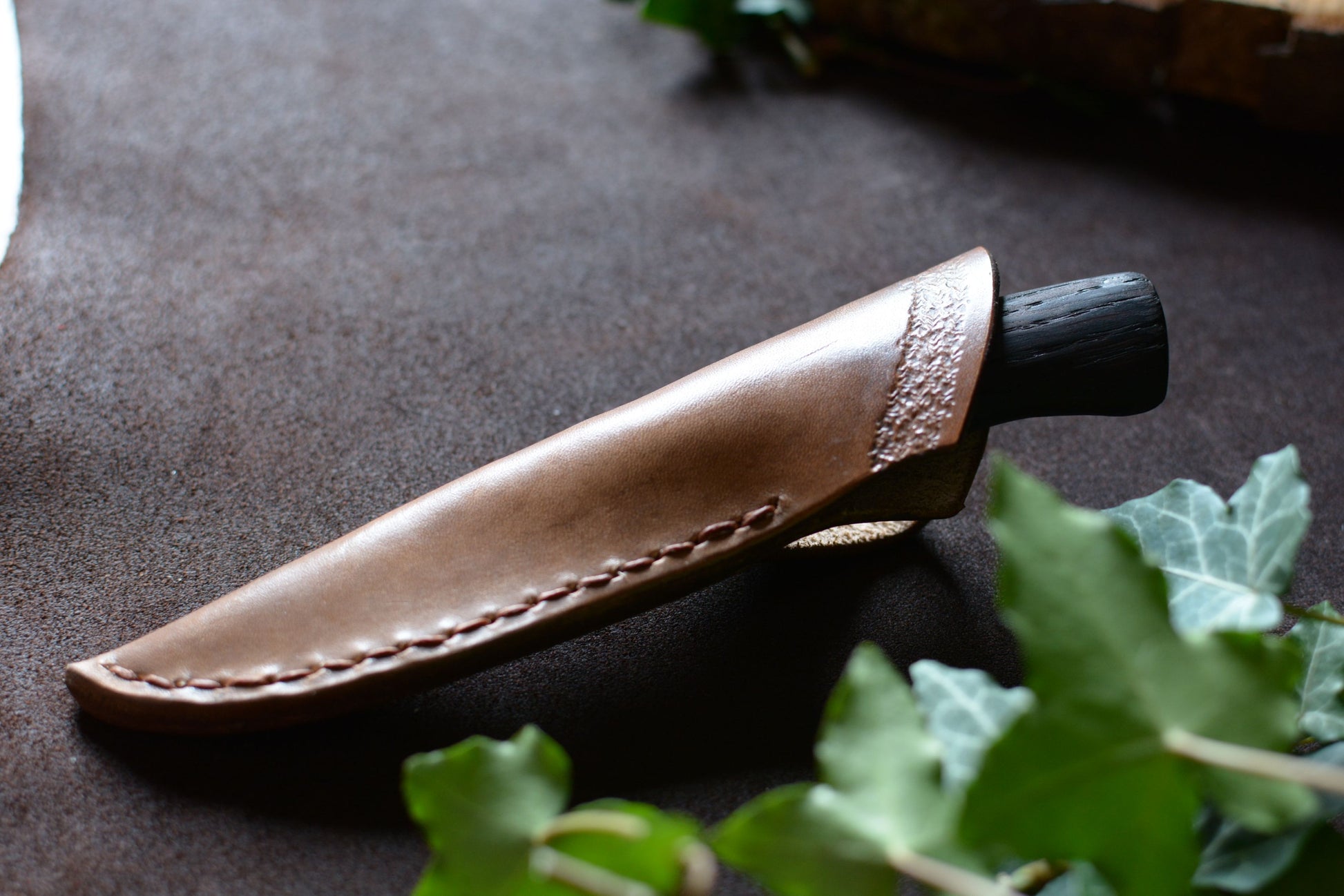 Couteau rangé dans son étui en cuir