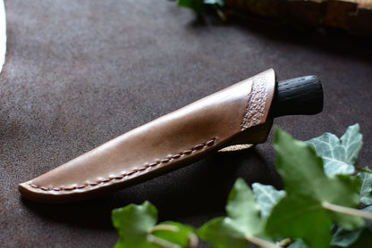 Couteau rangé dans son étui en cuir