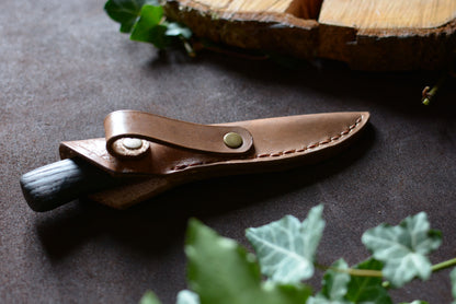 Détail de l'étui en cuir avec passant ceinture