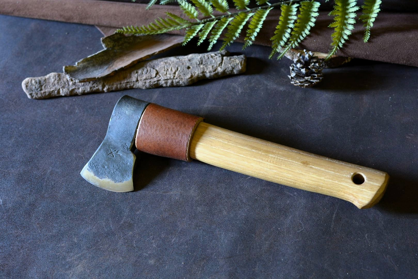 Hache artisanale forgée n°1 complète avec manche en acacia – Forge Gardarson