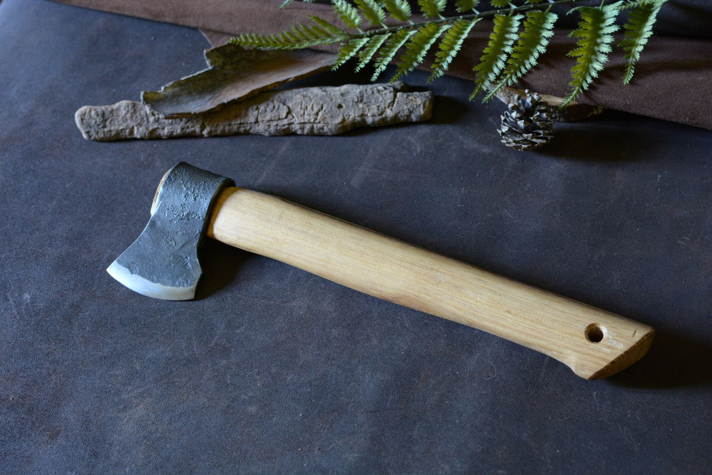 Hache artisanale forgée n°3 complète avec manche en acacia – Forge Gardarson