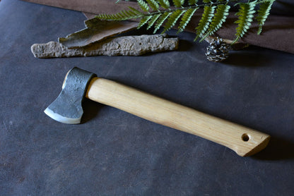 Hache artisanale forgée n°3 complète avec manche en acacia – Forge Gardarson